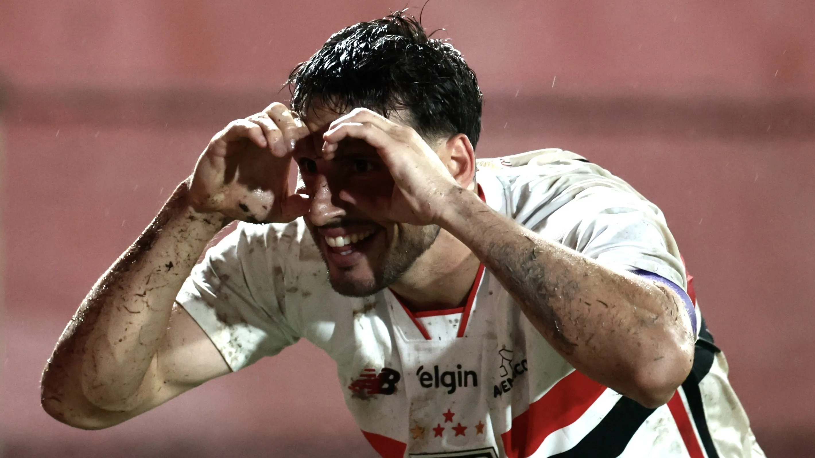Calleri comemora seu gol durante partida contra a Chapecoense no Canindé Foto: Marcello Zambrana/AGIF