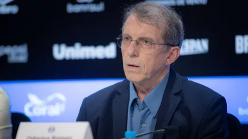 RS - PORTO ALEGRE - 22/12/2025 - GREMIO, APRESENTACAO DE LUIS CASTRO - O presidente Odorico Roman fala aos jornalistas durante apresentacao oficial de Luis Castro como tecnico do Gremio em coletiva de imprensa realizada no Arena do Gremio. Foto: Maxi Franzoi/AGIF