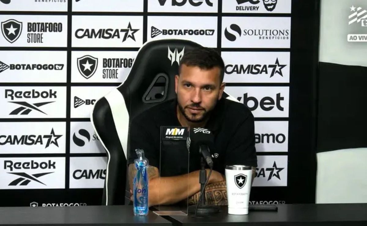 Alessandro Brito admite tristeza em eliminação do Botafogo na Libertadores e cita impacto de transfer ban
