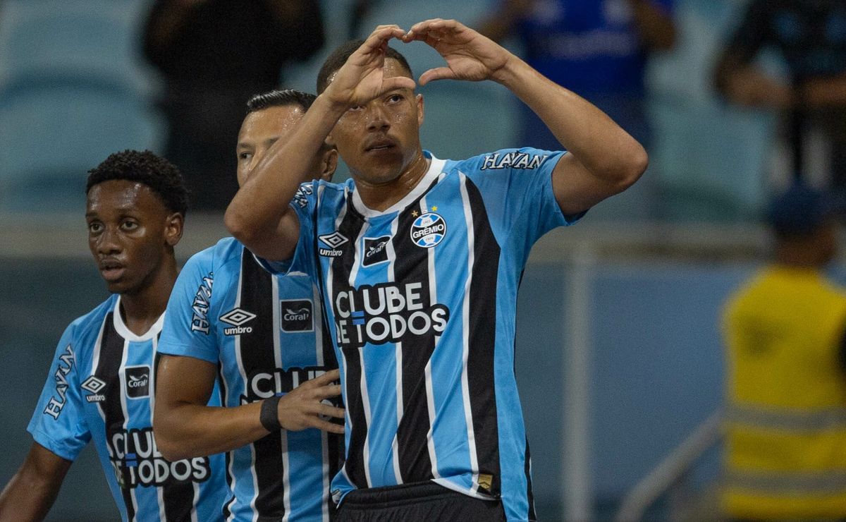 Artilheiro do Grêmio na temporada, Carlos Vinícius abre o jogo sobre renovação: “Está caminhando tranquilo”