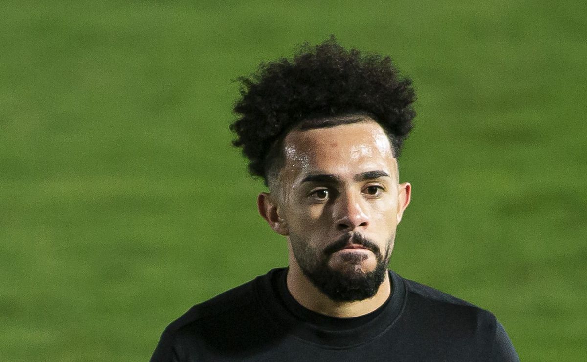 Claudinho deixa o Catar com autorização do Al-Sadd e volta do meia ao Santos é improvável