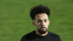Claudinho em campo com a camisa do Bragantino, clube que ele defendeu no passado.