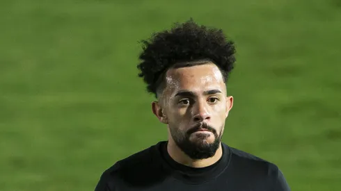 Claudinho em campo com a camisa do Bragantino, clube que ele defendeu no passado.