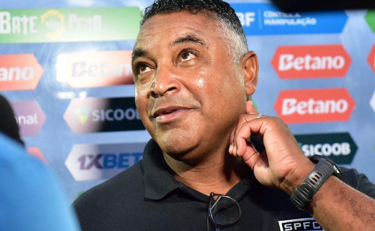Bastidores revelam conversa de Roger Machado no intervalo que levou São Paulo à liderança do Brasileirão