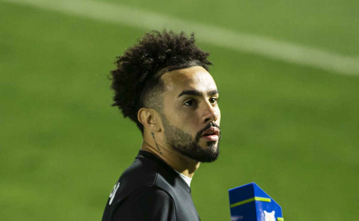 Claudinho não é opção para o Flamengo e Al-Sadd aguarda retorno do jogador para o Catar