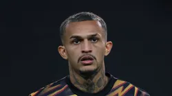 Wesley em campo com a camisa Roma.