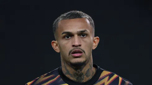 Wesley em campo com a camisa Roma.