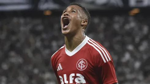 Atacante de 26 anos chegou a negociar com Santos, mas Inter renovou com Vitinho até 2030