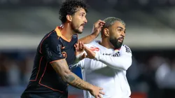 Gabriel Barbosa jogador do Santos disputa lance com Gustavo Henrique jogador do Corinthians durante partida no estadio Vila Belmiro pelo campeonato Paulista 2026. Foto: Marcello Zambrana/AGIF