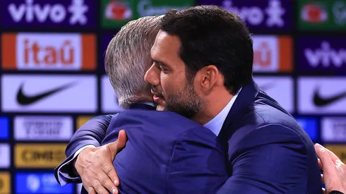 Samir Xaud cumprimenta Ancelotti durante apresentação.