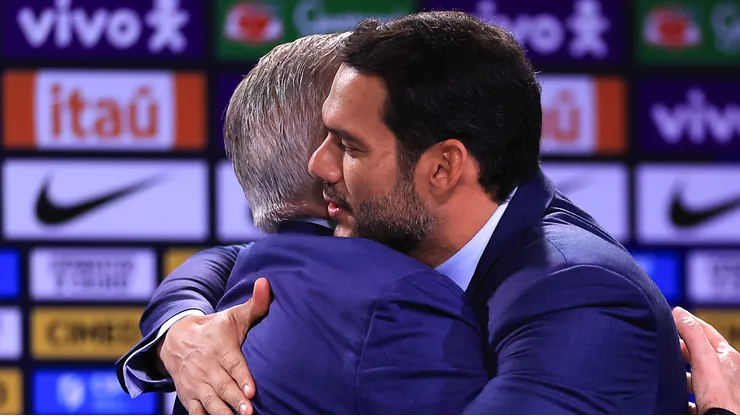 Samir Xaud cumprimenta Ancelotti durante apresentação.