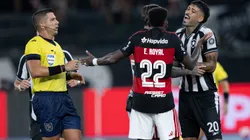 Barboza, jogador do Botafogo, discute com jogador Emerson Royal do Flamengo. Foto: Jorge Rodrigues/AGIF