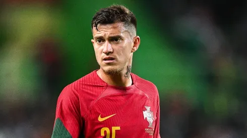 Otávio, meio-campista do Al-Qadsiah - Foto: Octavio Passos/Getty Images