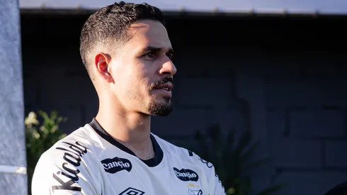 Veríssimo em treinamento no Santos - Foto: Raul Baretta/ Santos FC.