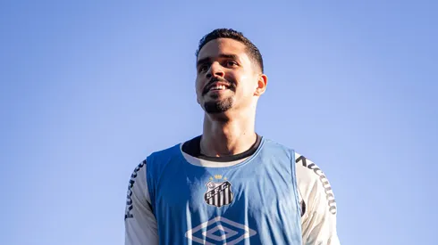 Lucas Veríssimo em treinamento no Santos.