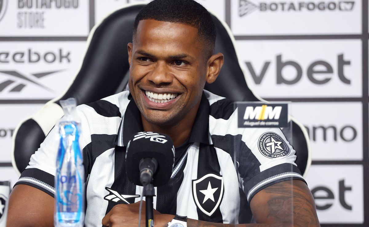 Júnior Santos mostra sede contra o Flamengo e quer estrear com gol no clássico: “Empenhado em marcar”