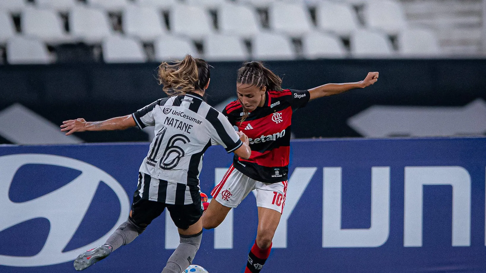 Jogadoras de Botafogo e Flamengo em campo no Brasileirão Feminino