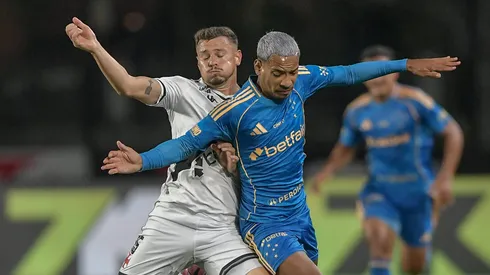 Hugo Moura jogador do Vasco disputa lance com Matheus Pereira jogador do Cruzeiro durante partida no estadio Sao Januario pelo campeonato Brasileiro A 2025. Foto: Thiago Ribeiro/AGIF