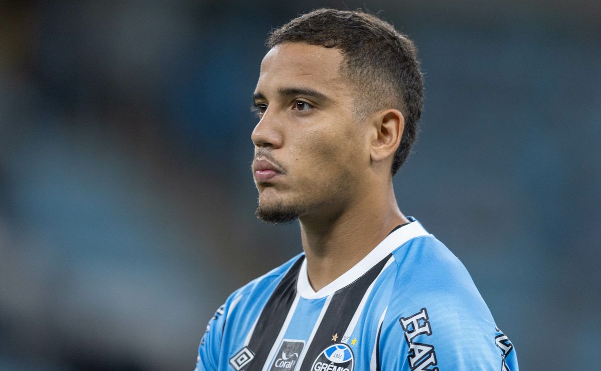 Gustavo Martins tem lesão confirmada e vira desfalque de Luís Castro para os próximos jogos do Grêmio