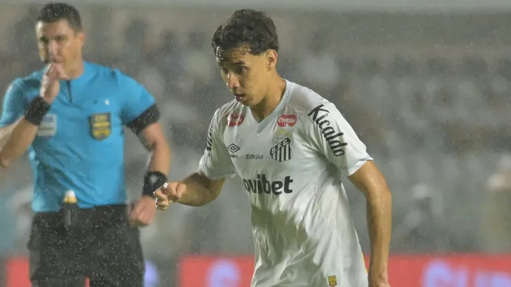 Gabriel Bontempo em campo pelo Santos.