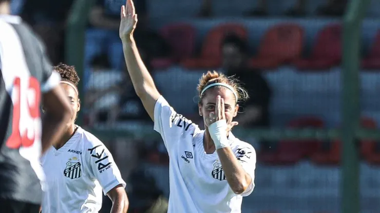 Larroquette celebra gol pelas Sereias da Vila - Foto: Reinaldo Campo/Santos