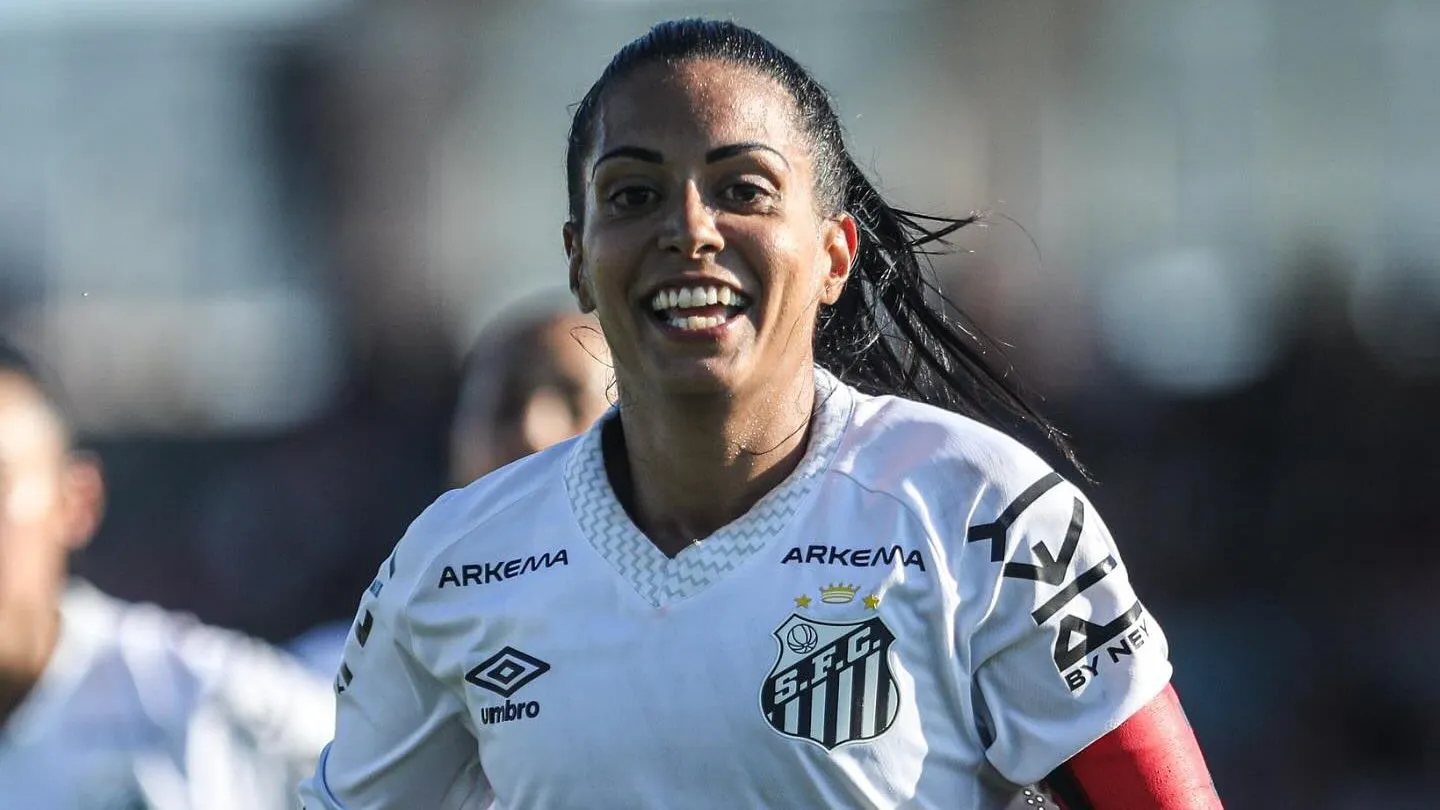 Suzane Pires celebra gol pelo Santos