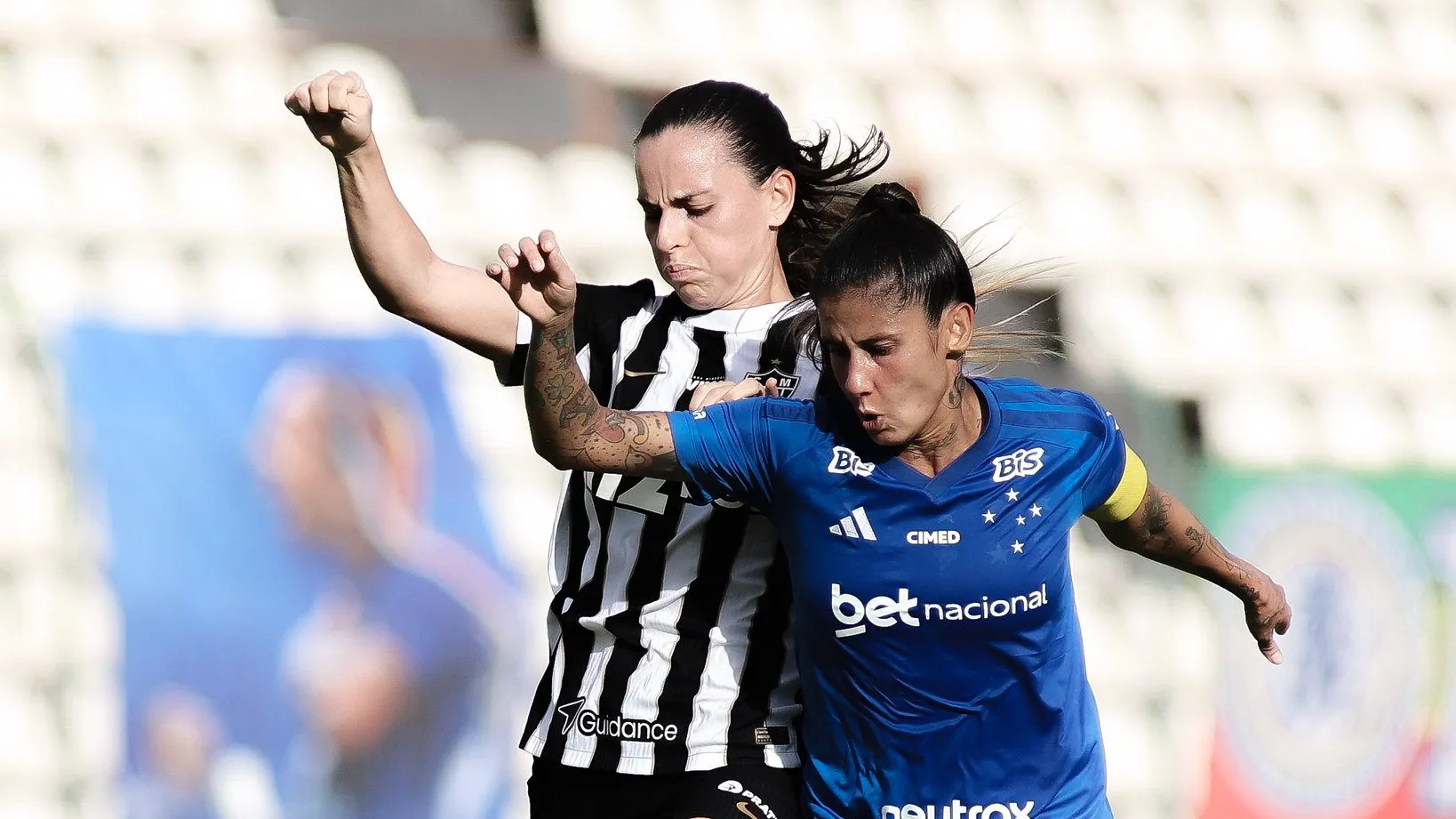 Jogadoras do Cruzeiro e Atlético-MG em campo pelo Brasileirão Feminino