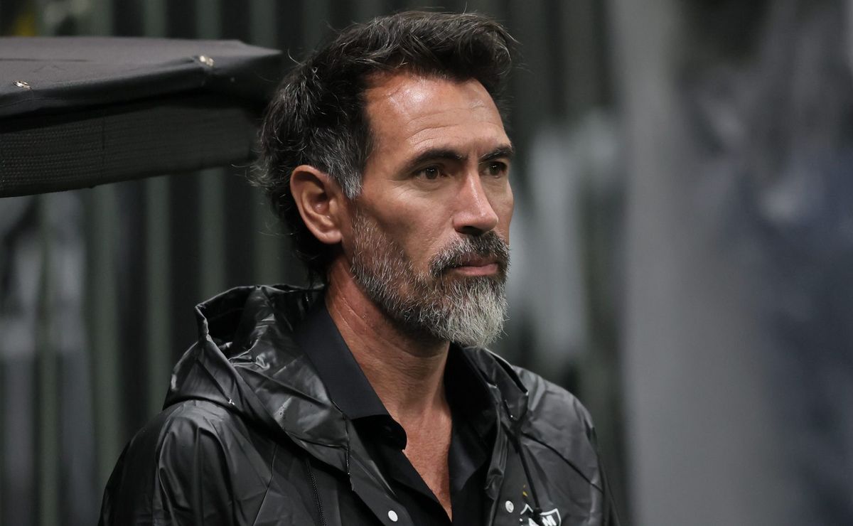 Estratégia de Eduardo Domínguez falha, Atlético-MG perde para o Vitória e amplia pressão no Brasileiro