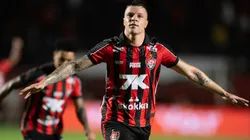 Renato Kayzer, jogador do Vitoria, comemora seu gol durante partida contra o Atlético-MG no estadio Barradao pelo campeonato Brasileiro A 2026. Foto: Jhony Pinho/AGIF