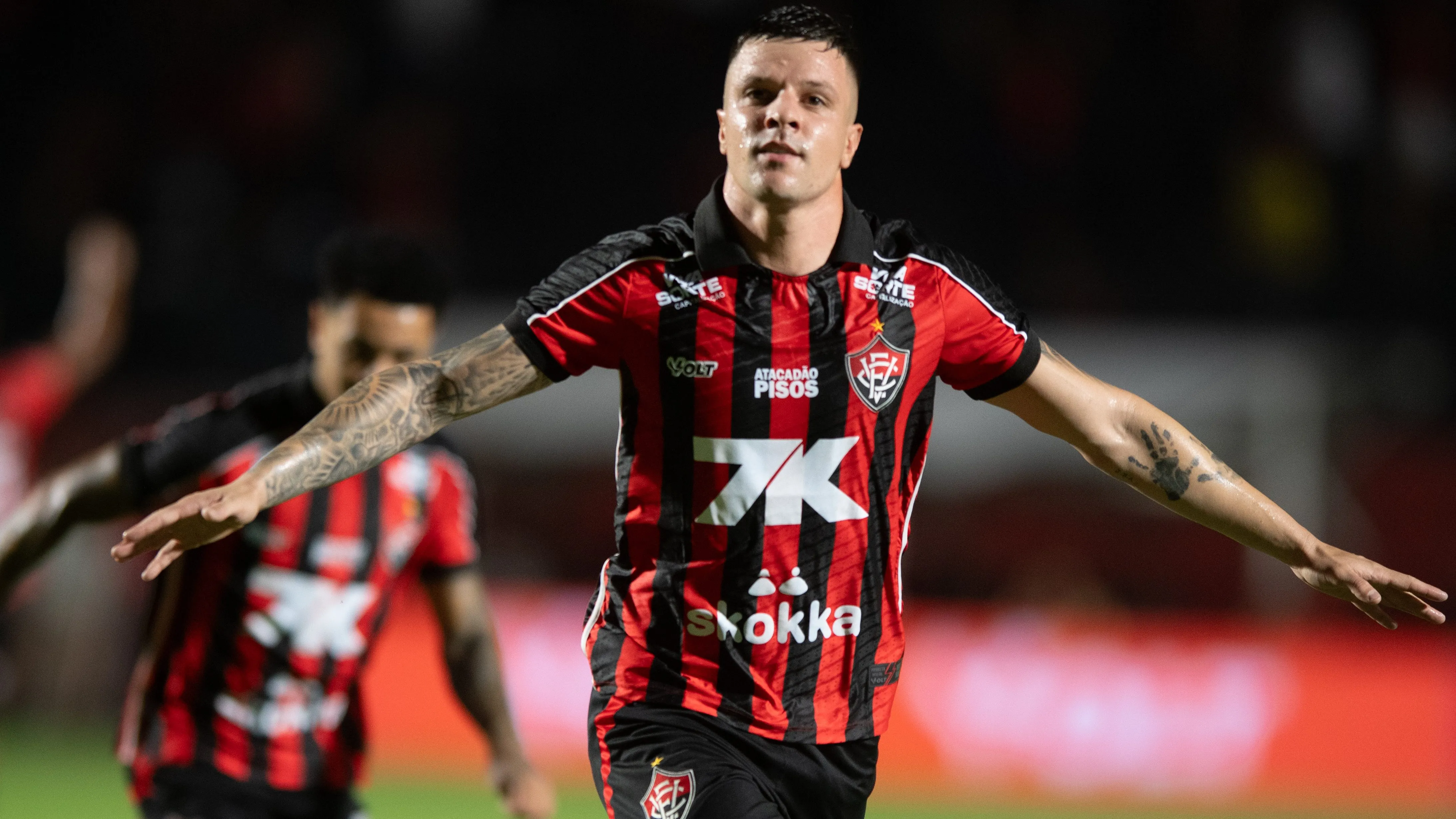 Renato Kayzer, jogador do Vitoria, comemora seu gol durante partida contra o Atlético-MG no estadio Barradao pelo campeonato Brasileiro A 2026. Foto: Jhony Pinho/AGIF