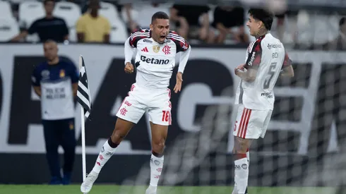 Samuel Lino comemora o gol diante do Botafogo