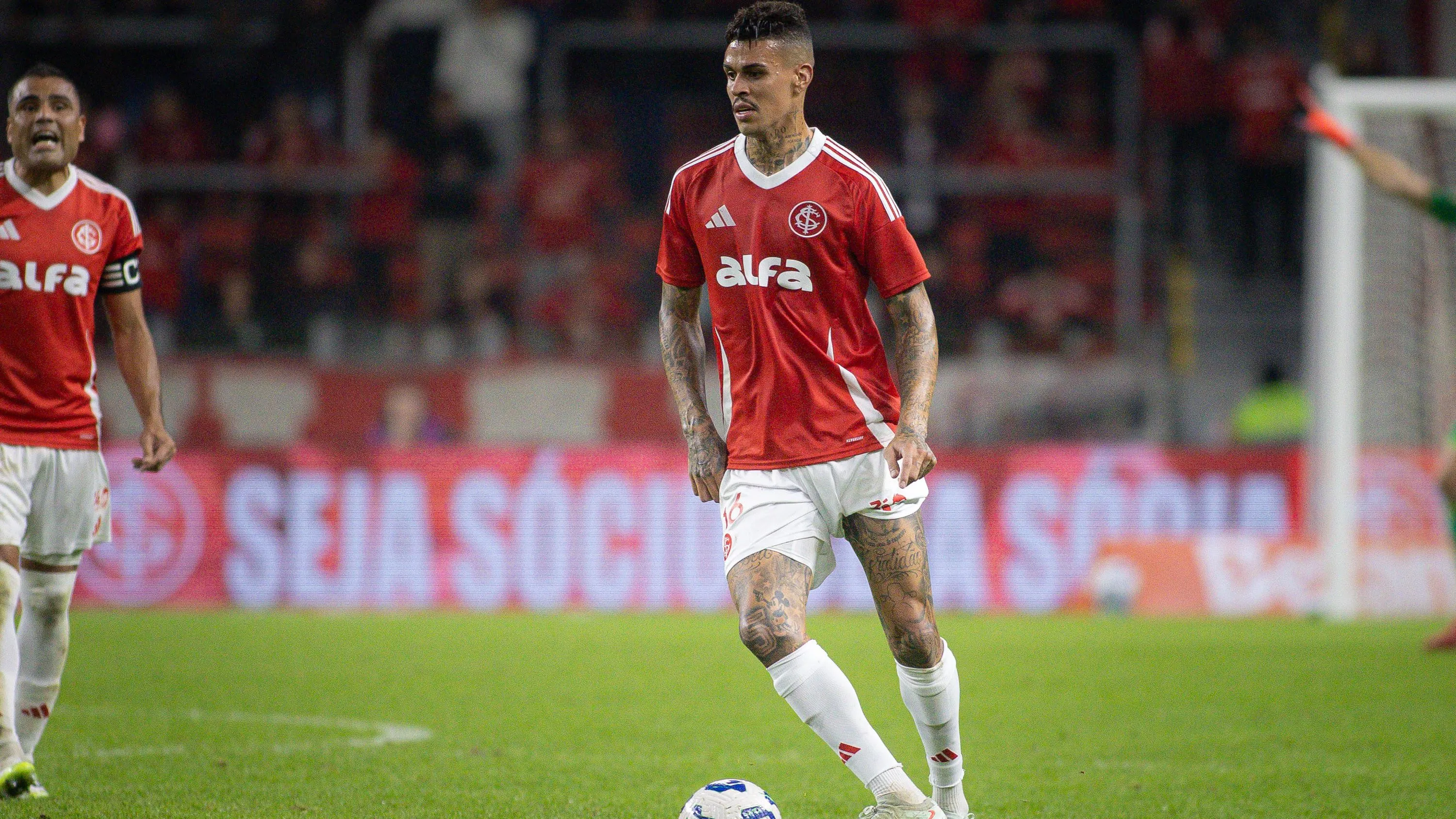Richard, jogador do Internacional, durante partida contra o Sao Paulo no estadio Arena do Gremio pelo campeonato Brasileiro A 2025. Foto: Maxi Franzoi/AGIF