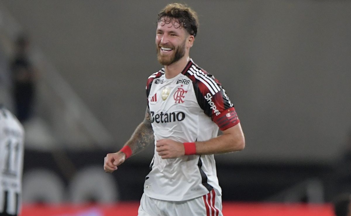 Sólido na defesa e decisivo no ataque, Léo Pereira vira herói em vitória do Flamengo no clássico