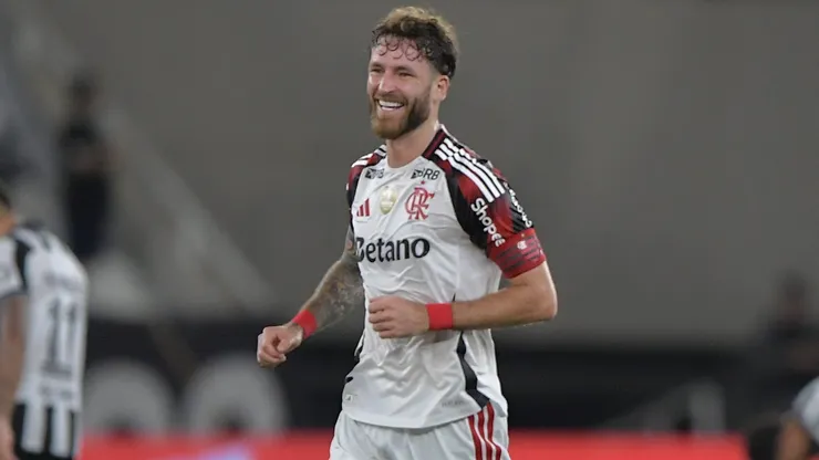 Léo Pereira brilhou no ataque e na defesa do Flamengo no clássico
