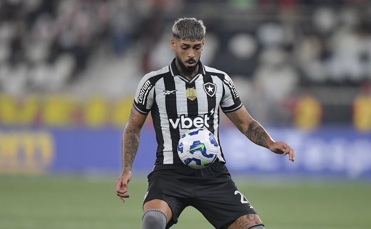 Alexander Barbosa complica a vida do Botafogo no Nilton Santos e Glorioso perde para o Flamengo