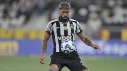 Alexander Barboza jogador do Botafogo durante partida contra o Vitoria no estadio Engenhao pelo campeonato Brasileiro A 2025. Foto: Thiago Ribeiro/AGIF