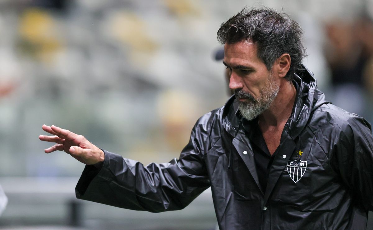 Eduardo Dominguez perde a paciência em derrota do Atlético-MG e chuta copo após coletiva; veja vídeo