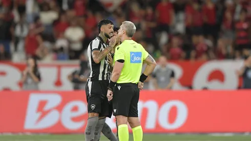 Barboza e Daronco discutindo durante o jogo