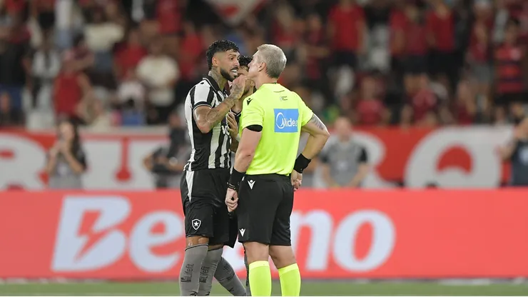 Barboza e Daronco discutindo durante o jogo