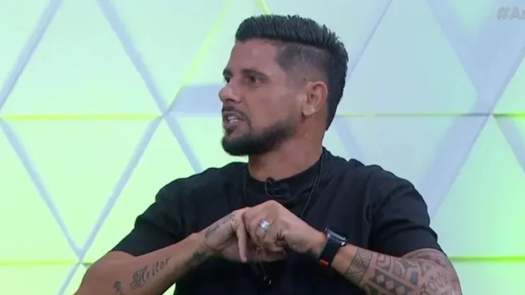 Cicinho projetou como será o clássico alvinegro - Foto: Reprodução/SBT