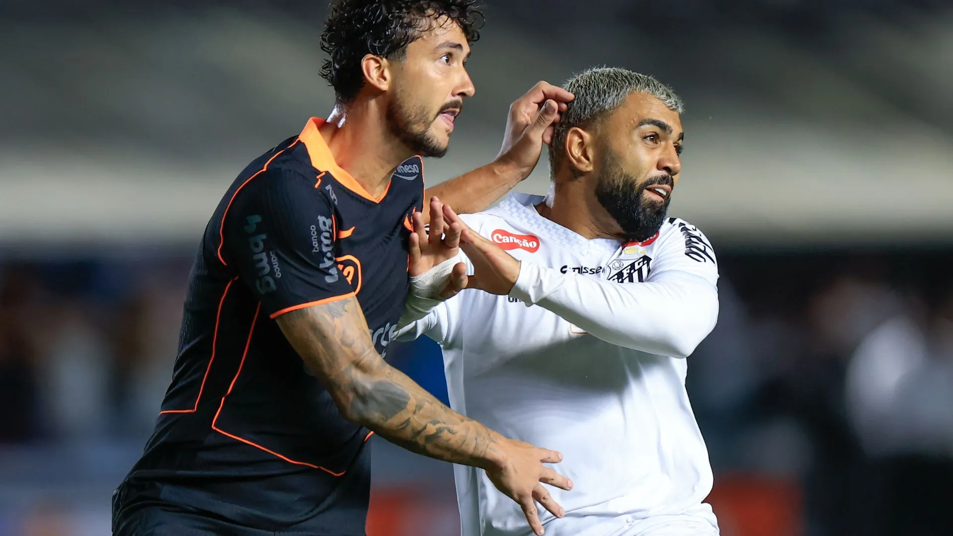 Corinthians encara Santos na Vila Belmiro tentando quebrar jejum em clássicos na temporada - Foto Marcello ZambranaAGIF