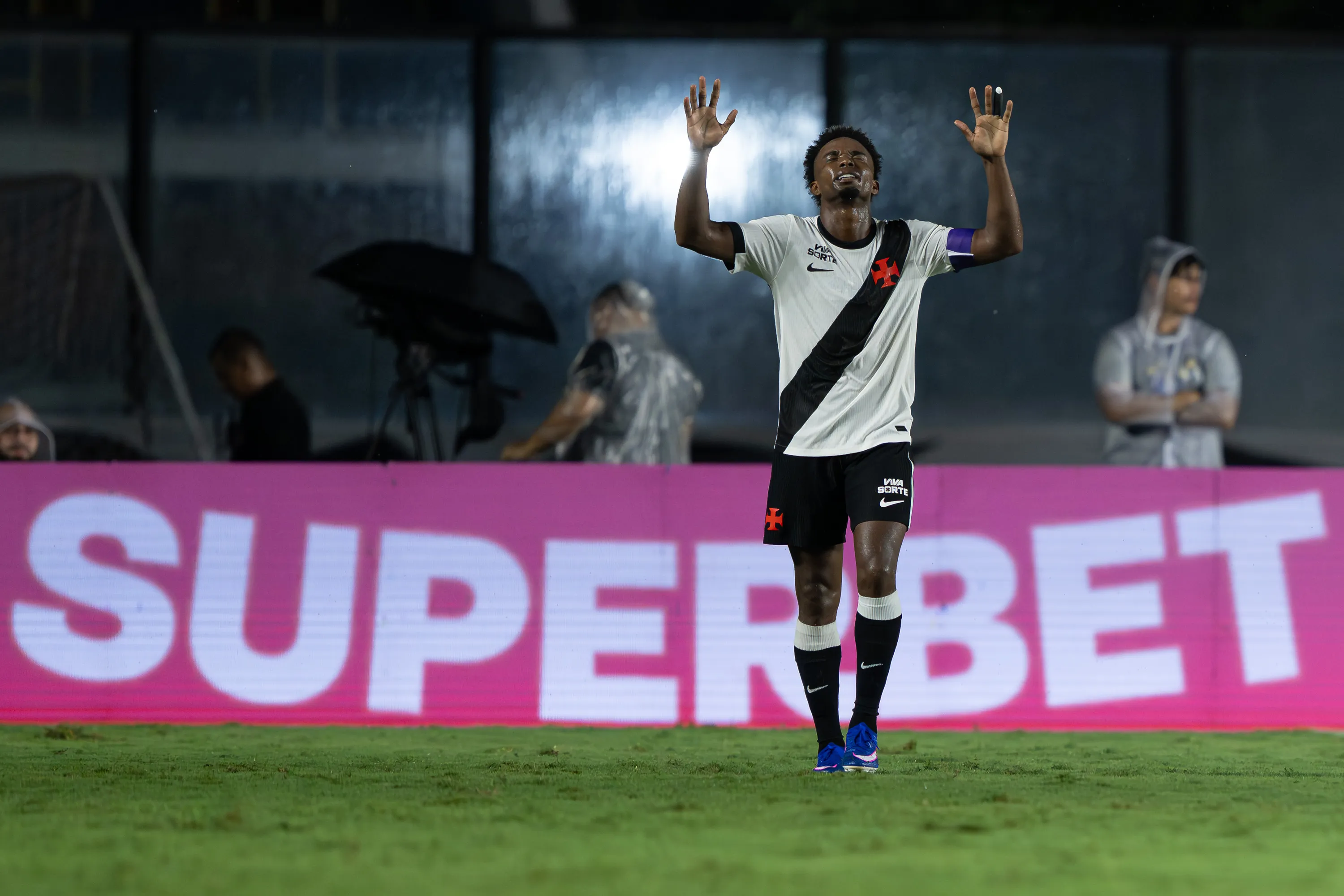 Thiago Mendes comemora seu gol pelo Vasco. Foto: Jorge Rodrigues/AGIF