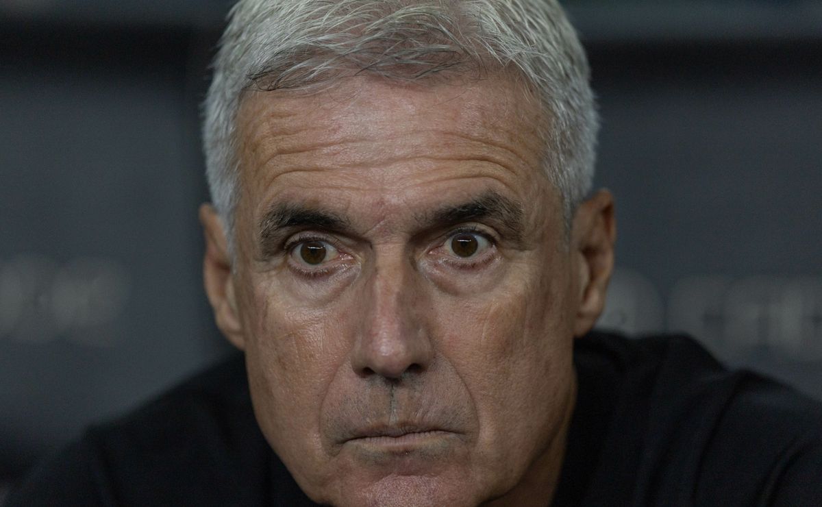 Desfalques do Grêmio: Luís Castro não terá Arthur e Gustavo Martins contra a Chapecoense