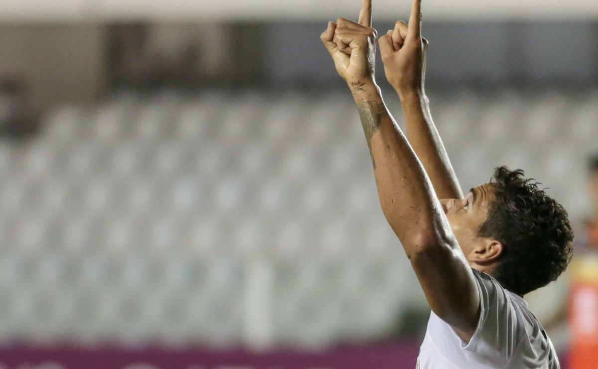 Lucas Veríssimo aparece entre relacionados e pode reestrear pelo Santos no clássico