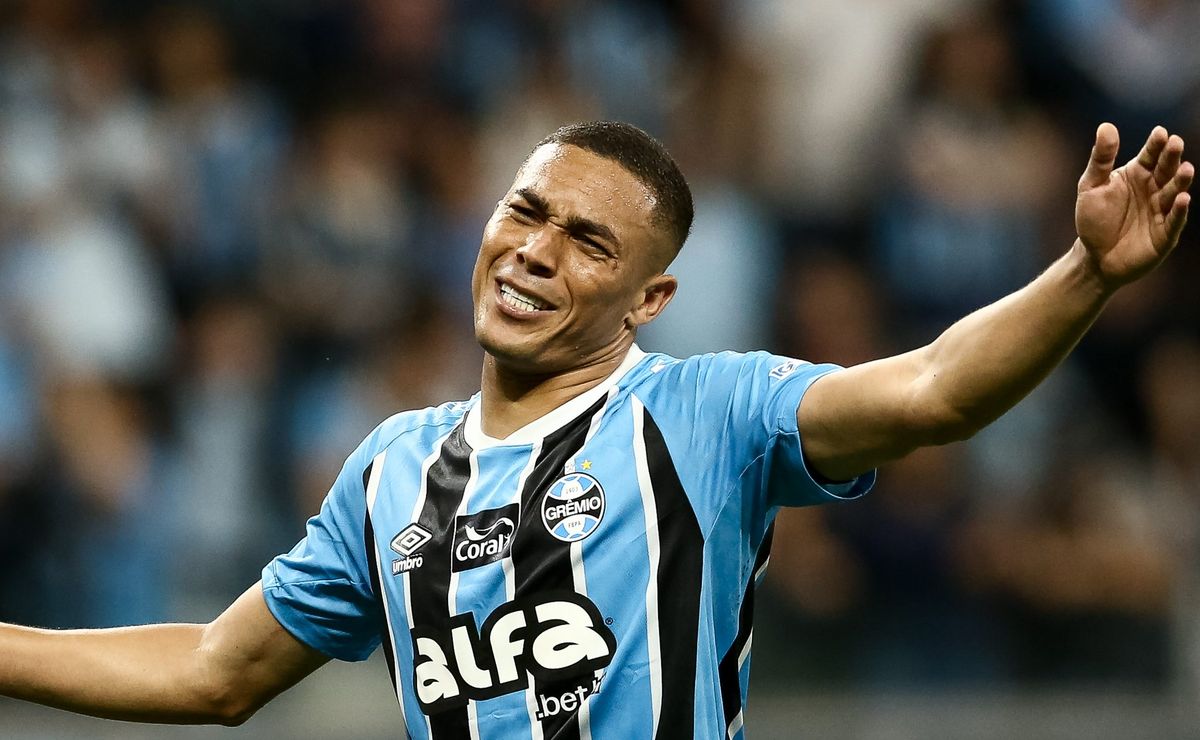 Grêmio não para em Carlos Vinícius e decide por mais duas renovações com titulares de Luís Castro