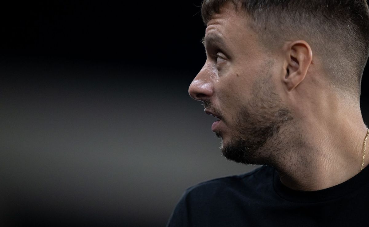 Venê Casagrande aponta “chance zero” de demissão de Anselmi após derrota do Botafogo para o Flamengo