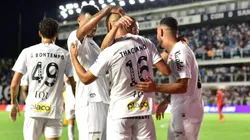 Thaciano jogador do Santos comemora seu gol com jogadores do seu time durante partida contra o Velo Clube no estadio Vila Belmiro pelo campeonato Paulista 2026. Foto: Jota Erre/AGIF