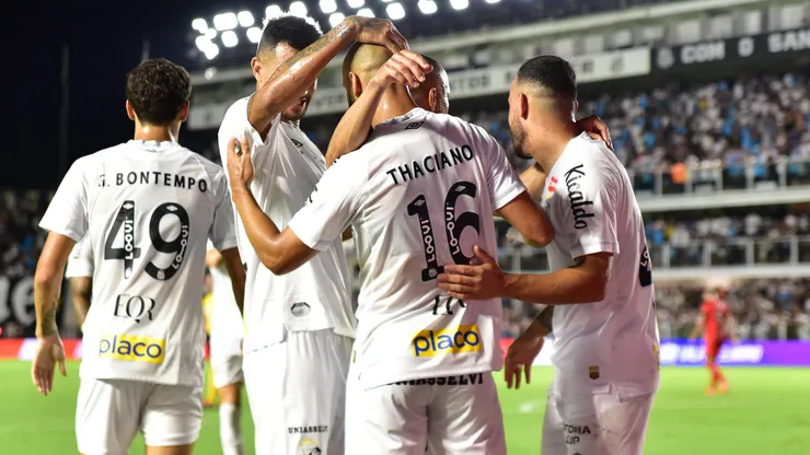 Thaciano jogador do Santos comemora seu gol com jogadores do seu time durante partida contra o Velo Clube no estadio Vila Belmiro pelo campeonato Paulista 2026. Foto: Jota Erre/AGIF