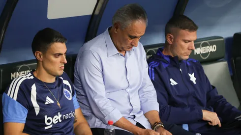 Tite ao lado de sua comissão técnica no Cruzeiro. Foto: Gilson Lobo/AGIF
