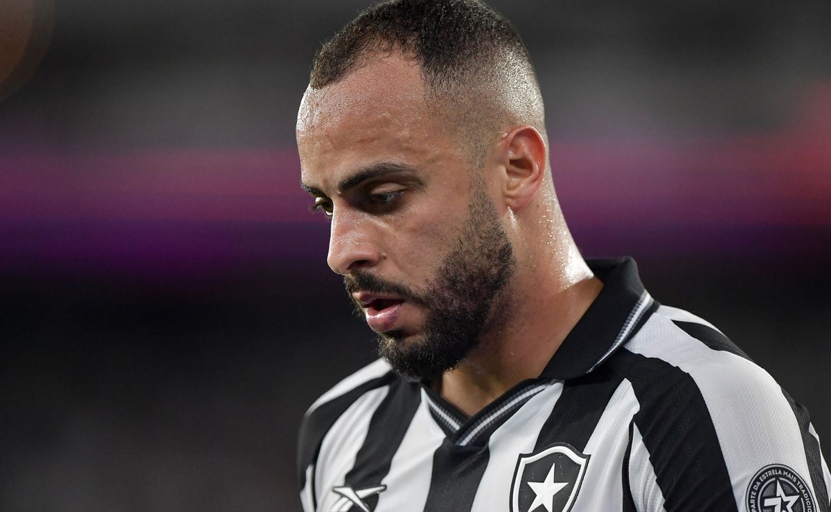 Arthur Cabral, do Botafogo, vira alvo do Corinthians e pode deixar o clube nesta janela